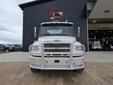 2020 Freightliner BUSINESS CLASS M2 106 — photo 2