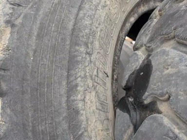 2010 Bridgestone 17.5R25 Pneus — photo 2