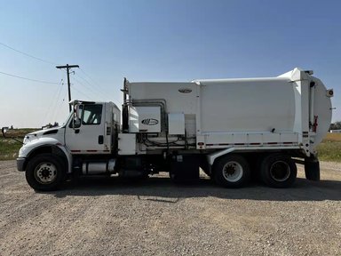 2017 International 7400 Camion à benne — photo 2
