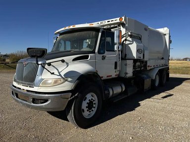 2017 International 7400 Camion à benne — photo 2