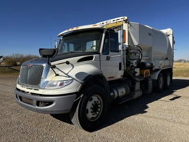 2016 International 7400 Camion à benne — photo 2
