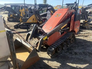 2019 Ditch Witch SK755 chargeuse à direction à glissement — photo 2