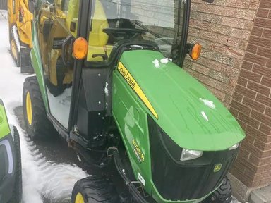 2017 John Deere 1025R Tracteur — photo 2