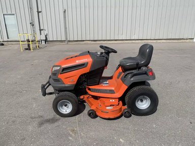 2012 Husqvarna YTH24V48 Tracteur à pelouse — photo 2