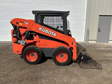2023 Kubota SSV65 chargeuse à direction à glissement — photo 2