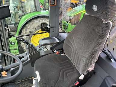 2024 John Deere 324P Tracteur avec chargeur — photo 2