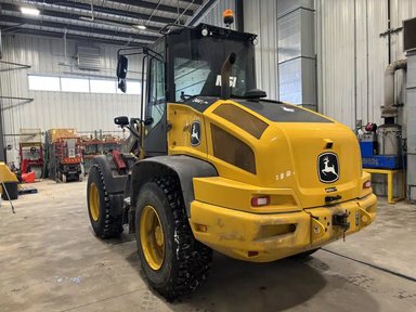 2023 John Deere 344P Tracteur avec chargeur — photo 2