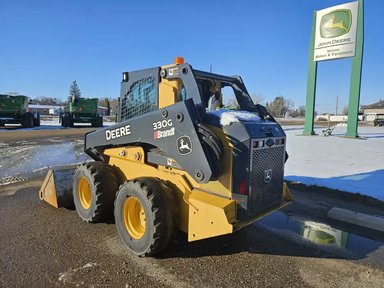 2019 John Deere 330G chargeuse à direction à glissement — photo 2