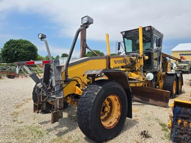 Volvo G740B Niveleuse (Gratte panier) — photo 2