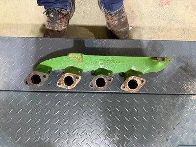 John Deere R70411 Exhaust Manifold For 1640, 2040, 2040S, 2350, 2355, 2550, and 2555 pièces - neuves et usagées — photo 2