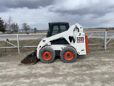 2011 Bobcat S205 chargeuse à direction à glissement — photo 2