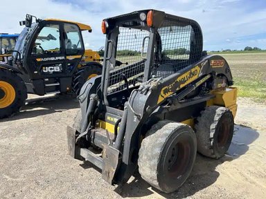 2017 New Holland L220 chargeuse à direction à glissement — photo 2