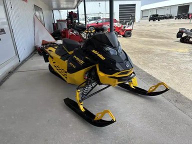2025 Ski-Doo MXZ XRS Motoneige — photo 2