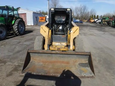 2009 John Deere CT332 chargeuse à direction à glissement — photo 2