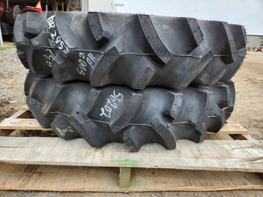 Titan 8.3-24 Pneus et roues — photo 2
