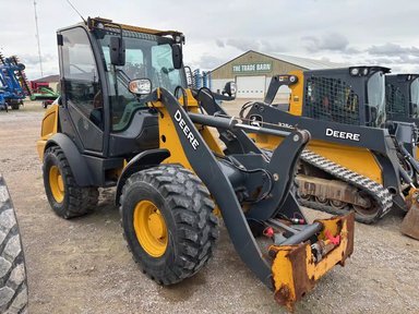 2021 John Deere 304L Chargeur sur roues — photo 2