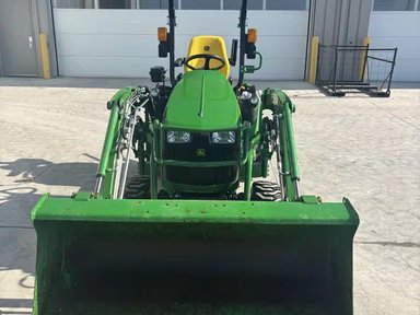 2022 John Deere 1025R Tracteur — photo 2