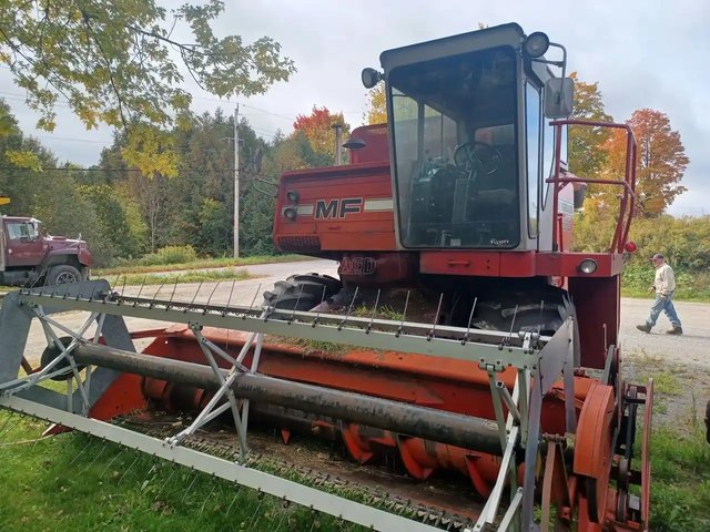 Massey Ferguson 550 Batteuse