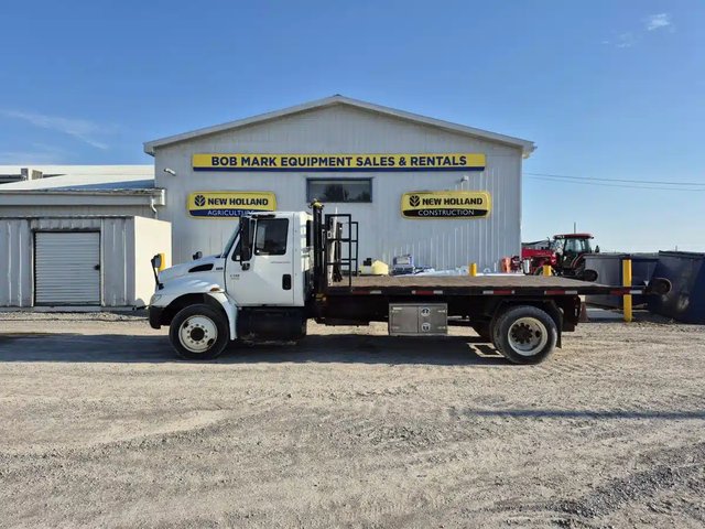 2002 International 4300 DT466 Truck - Roll Off
