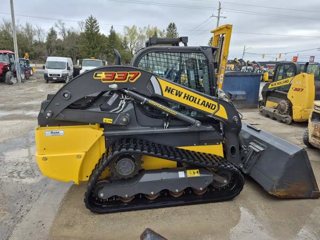 New Holland C337 chargeuse à direction à glissement