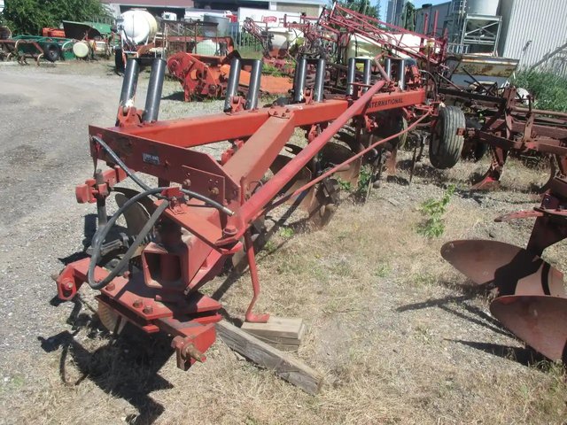 International Harvester 720 Charrue