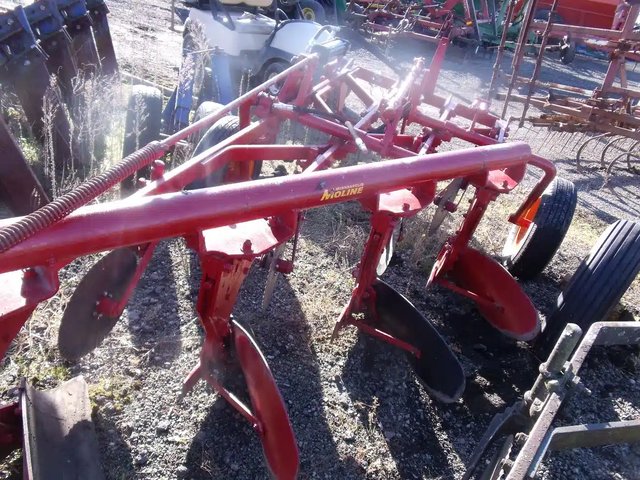 Minneapolis Moline 4 furrow Charrue