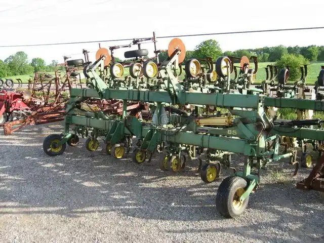 John Deere 85 cultivateur - en rang