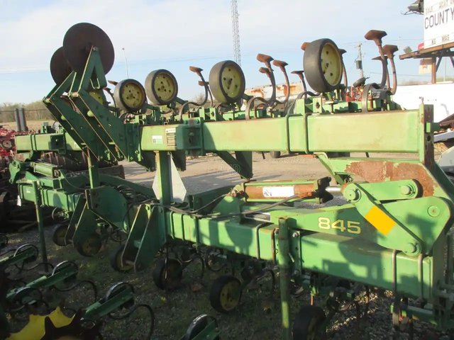 John Deere 845 cultivateur - en rang