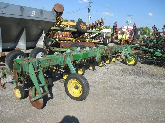 John Deere 825 Cultivateur