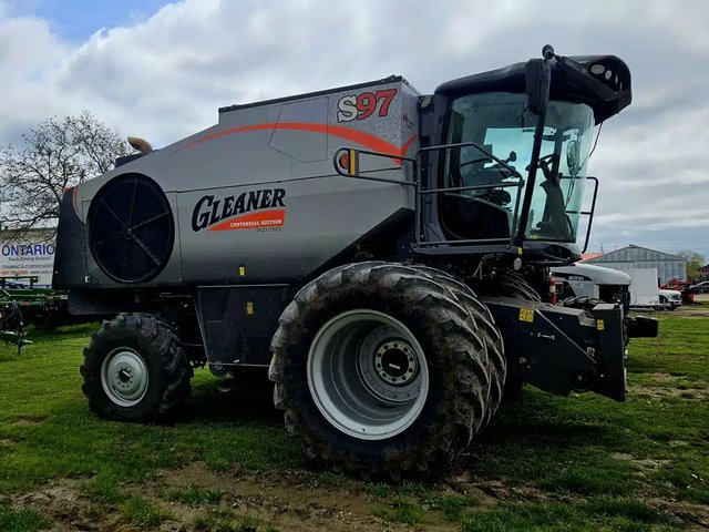 2023 Gleaner S97 Batteuse