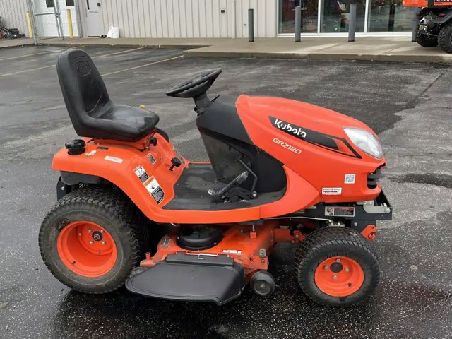 2023 Kubota GR2120 Tracteur à pelouse