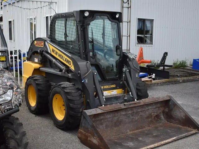 2012 New Holland Construction L220 chargeuse à direction à glissement