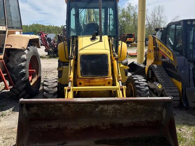 New Holland LB75 Rétrocaveuse