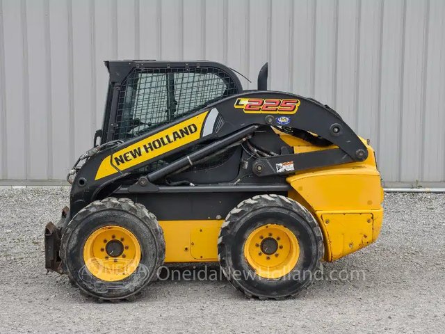 2012 New Holland L225 chargeuse à direction à glissement