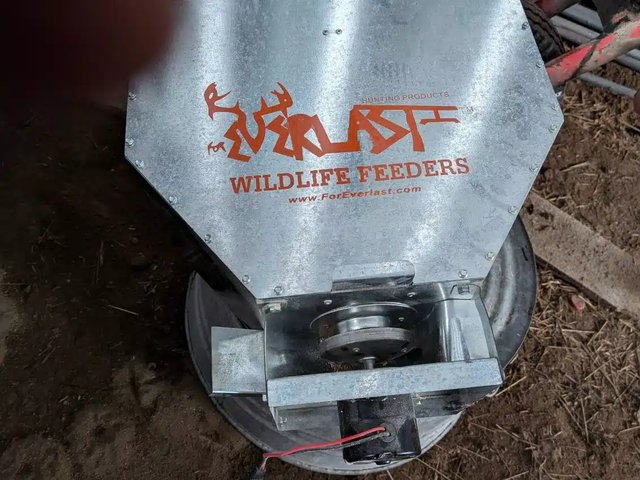 Herd Seeder 50LB Semoir à engrais