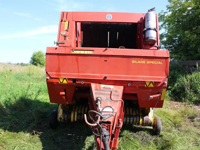 New Holland 648 Presse à Balle Ronde