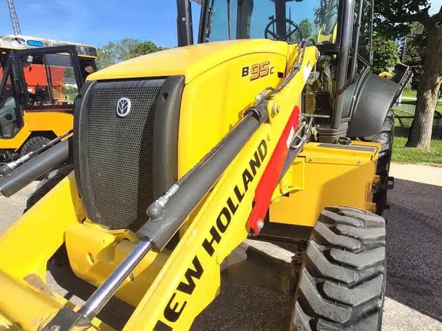 2022 New Holland B95C Rétrocaveuse