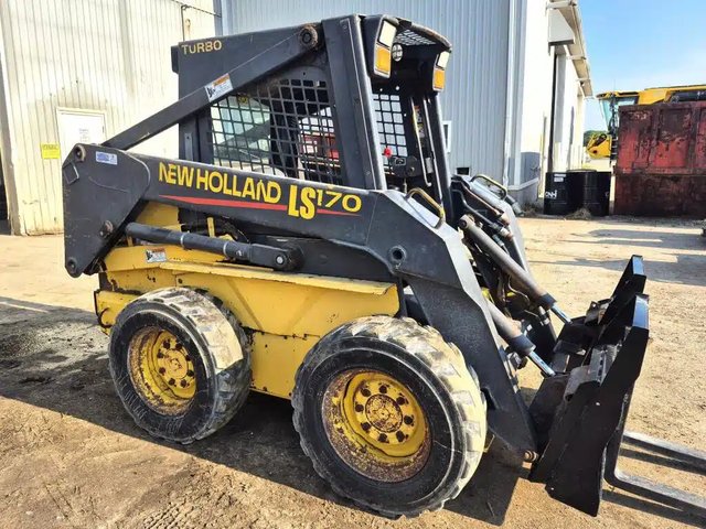 2004 New Holland LS170 chargeuse à direction à glissement