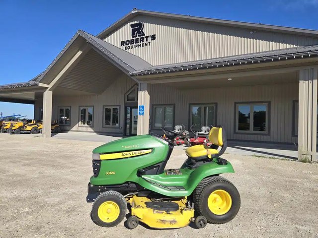 2010 John Deere X320 Tracteur à pelouse
