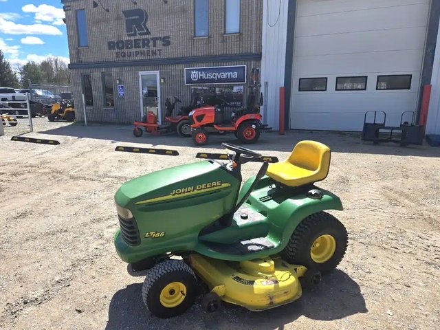 1999 John Deere LT166 Tracteur à pelouse