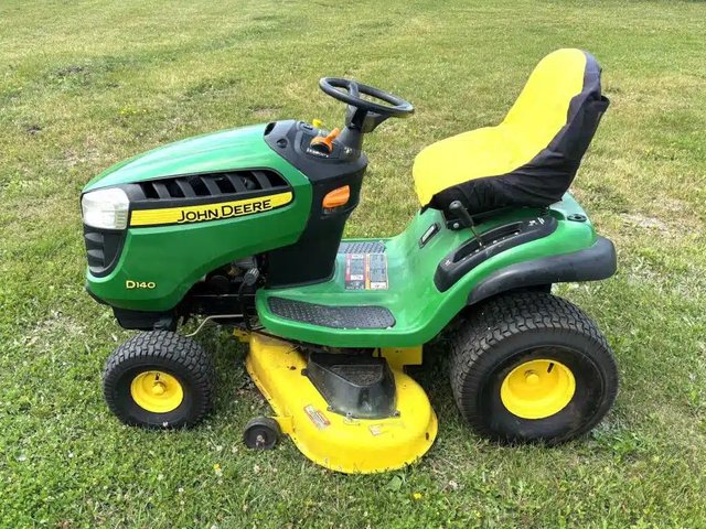 2011 John Deere D140 Tracteur à pelouse