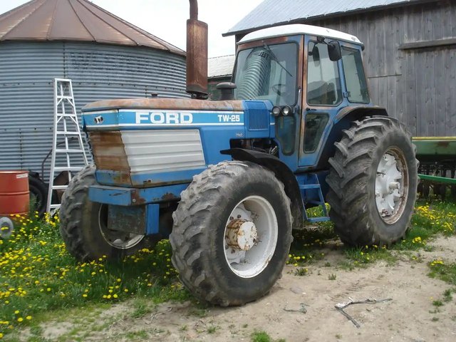 Ford TW25 Tracteur