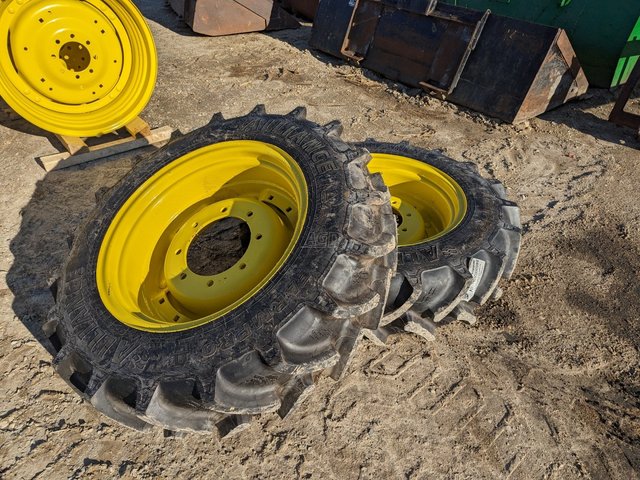 11.2"x24" Pneus et roues