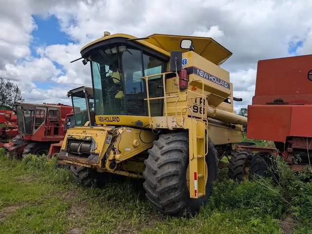 New Holland TR98 Batteuse