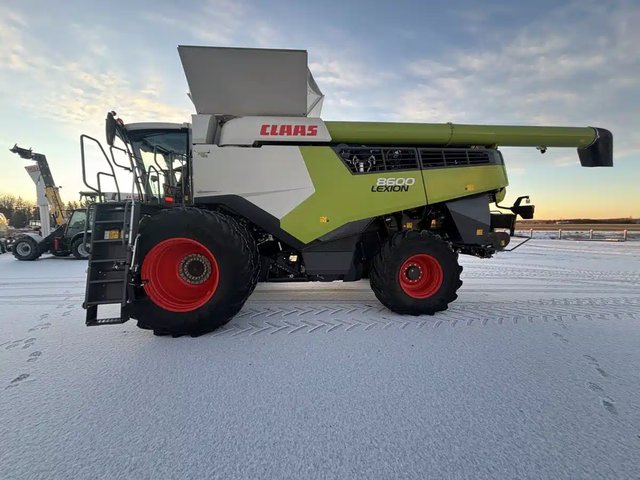 2022 CLAAS LEXION 8600 Batteuse