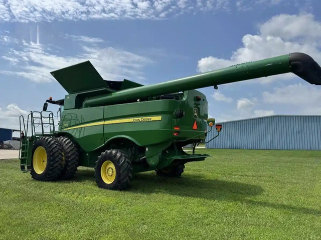 2013 John Deere S670 Batteuse
