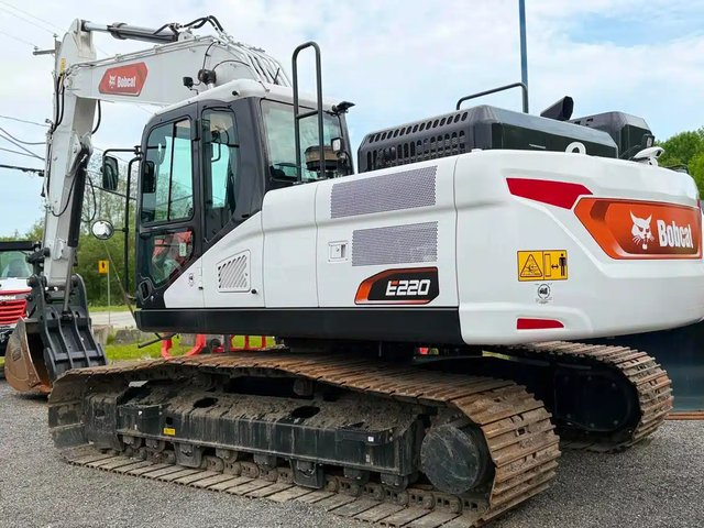 2025 Bobcat E220 Large Excavator Excavatrice