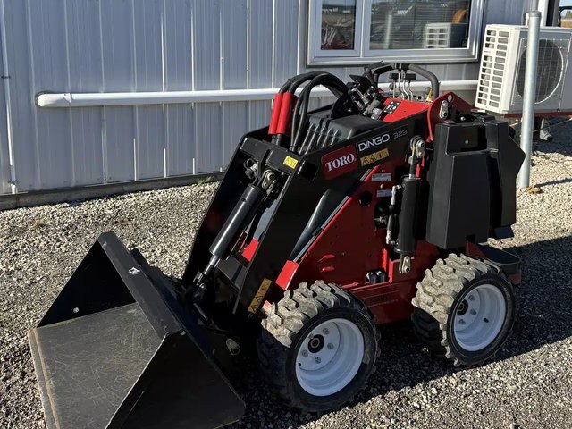 2023 Toro 323 Tracteur avec chargeur