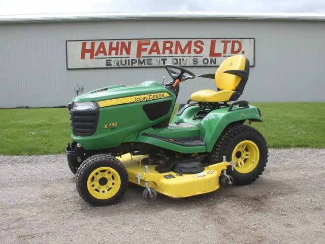 2022 John Deere X758 Tracteur à pelouse
