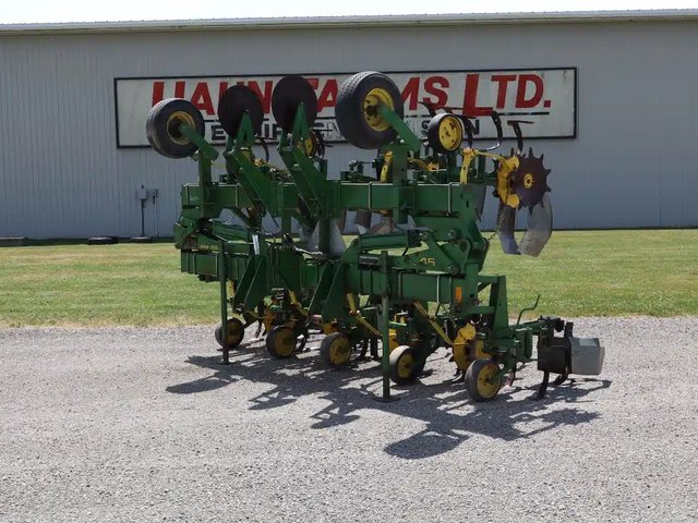 John Deere 845 cultivateur - en rang